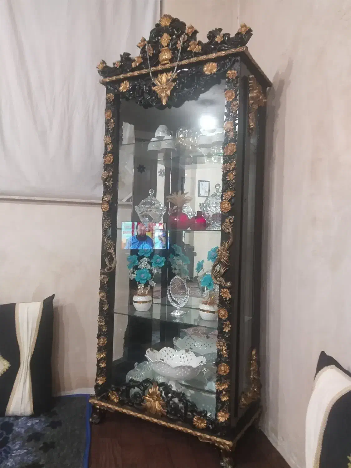 یک عدد بوفه و یک آینه قدی|بوفه، ویترین، کنسول|نوشین شهر, |دیوار