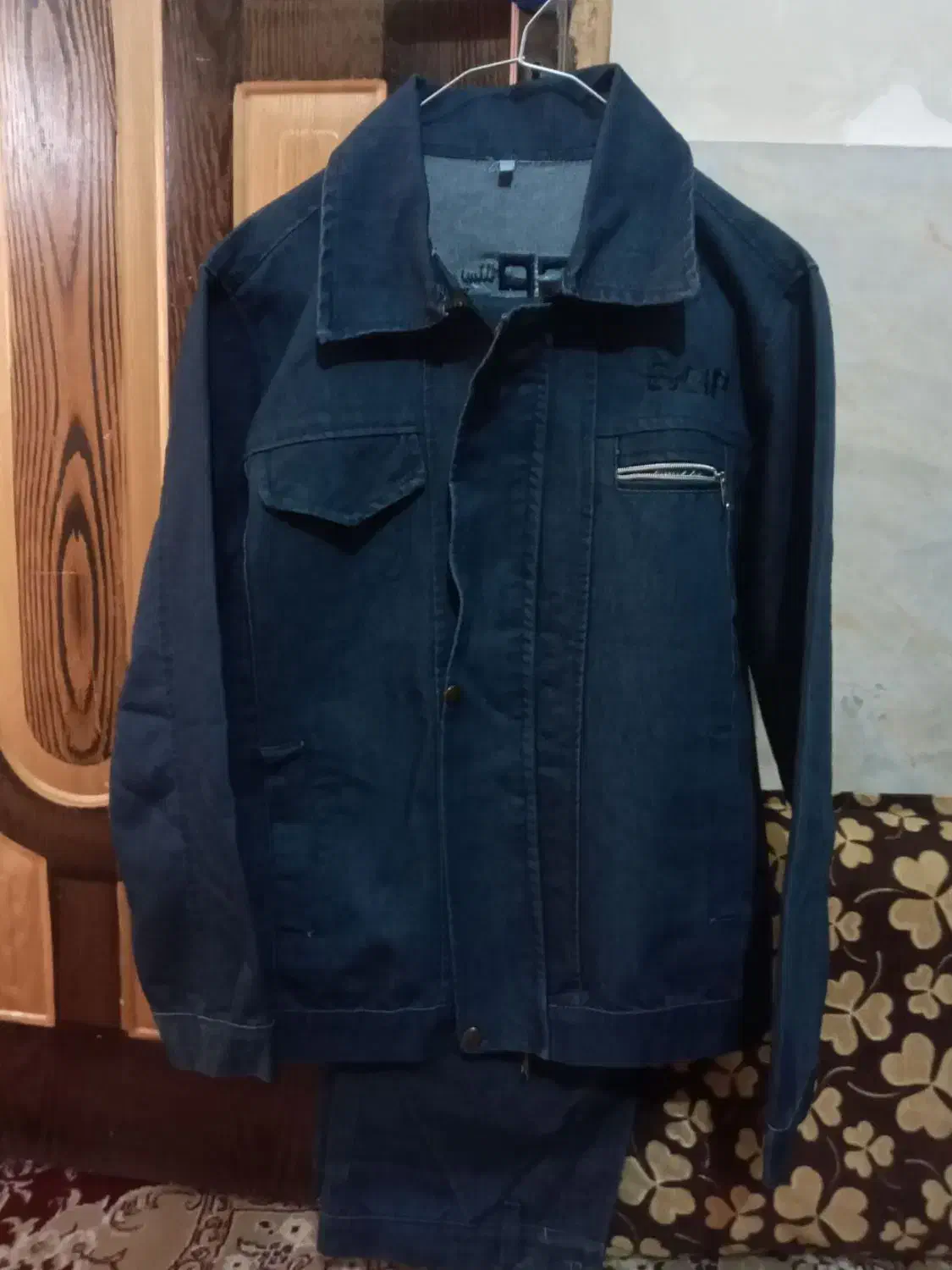 لباس لی|لباس|مشهد, کوی ولیعصر|دیوار