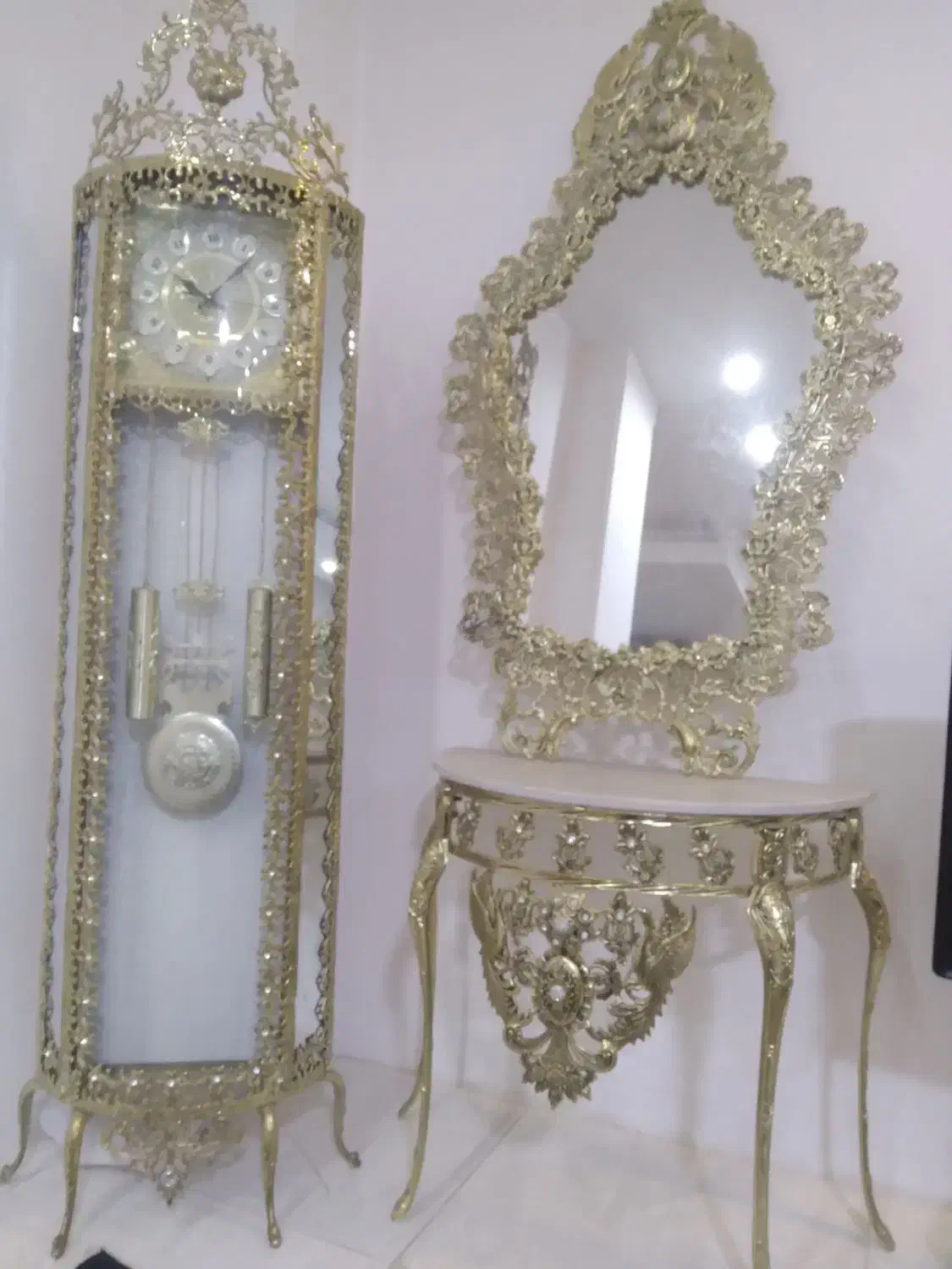 آیینه و ساعت برنزی|آینه|قم, باغ پنبه|دیوار