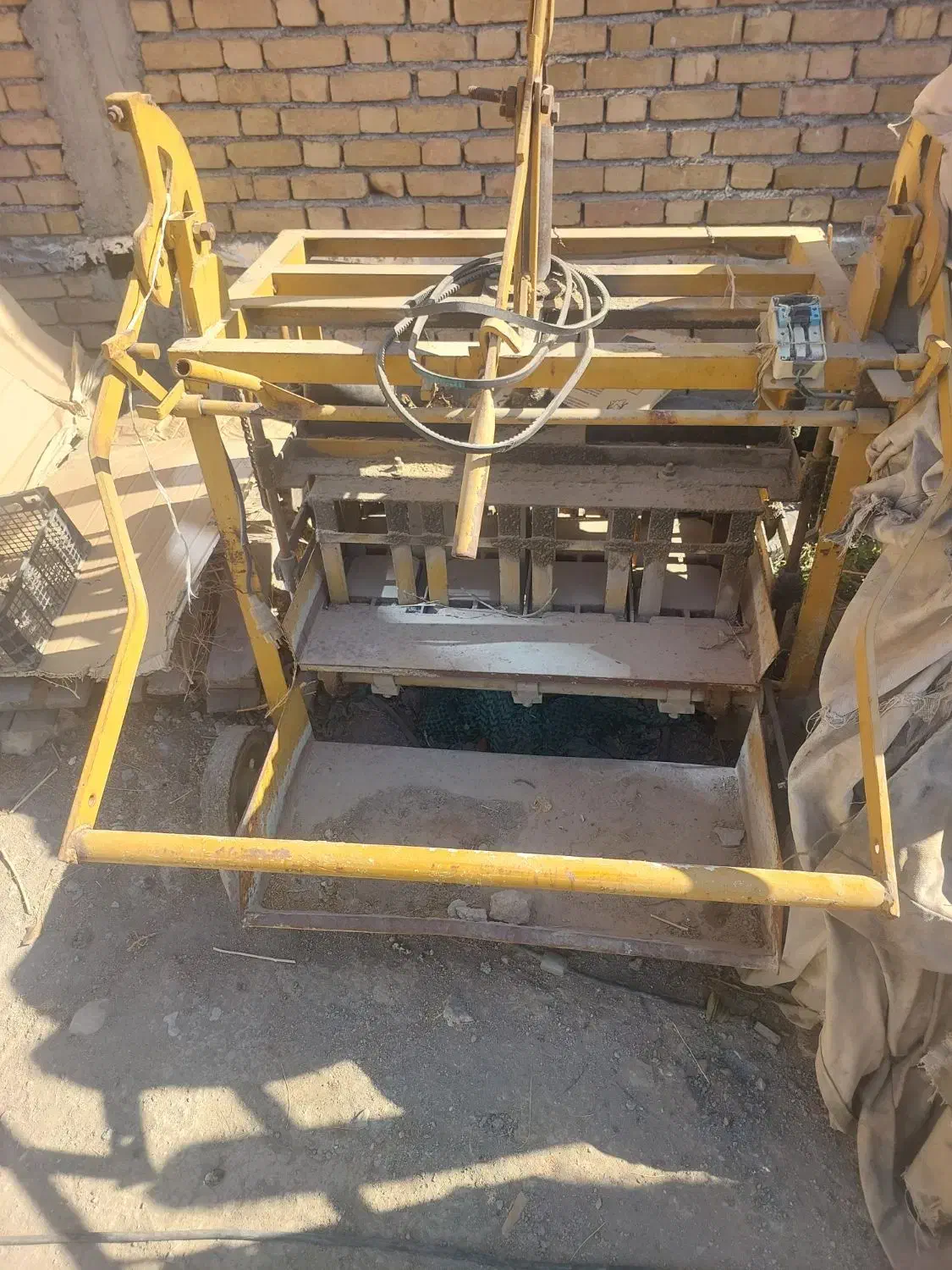 یک دستگاه بلوک زنی چهار تخمه نر و ماده یک سال کار|مصالح و تجهیزات ساختمان|گهواره, |دیوار