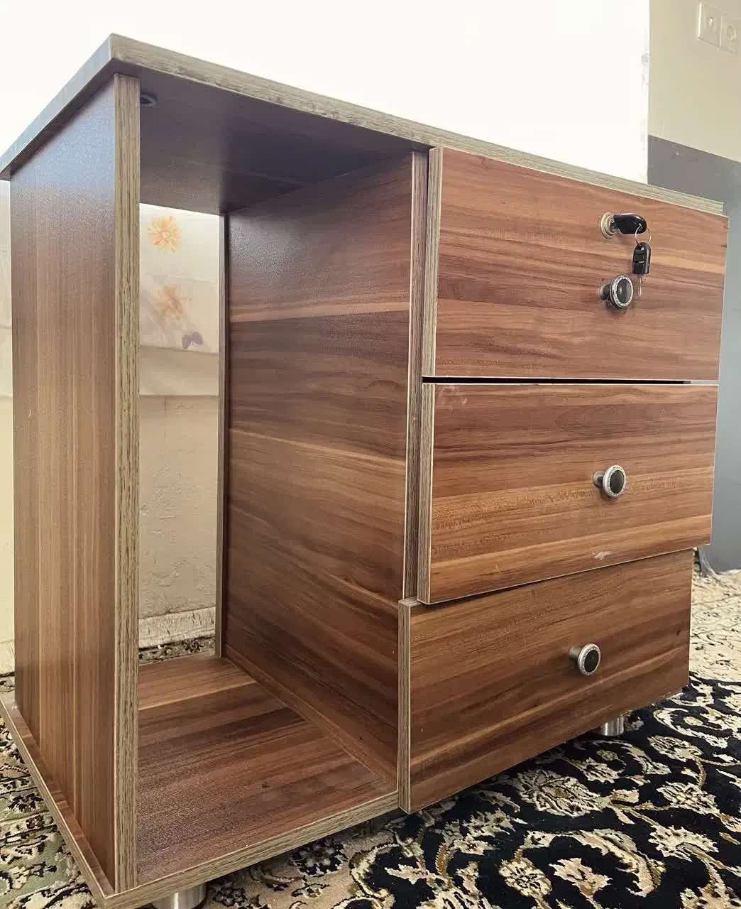 فروش میز و صندلی اداری و کشو سه طبقه|دفتر کار|شیرگاه, |دیوار