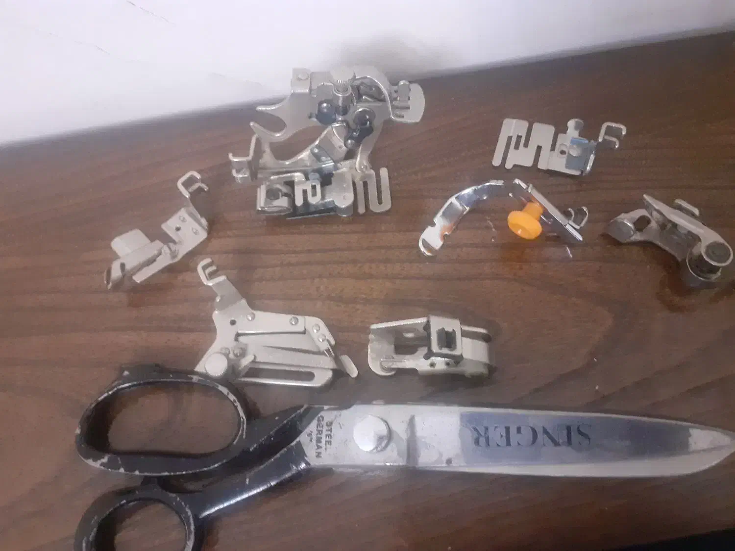 قیچی و پایه چرخ خیاطی|لوازم خیاطی و بافتنی|تهران, باغ فیض|دیوار