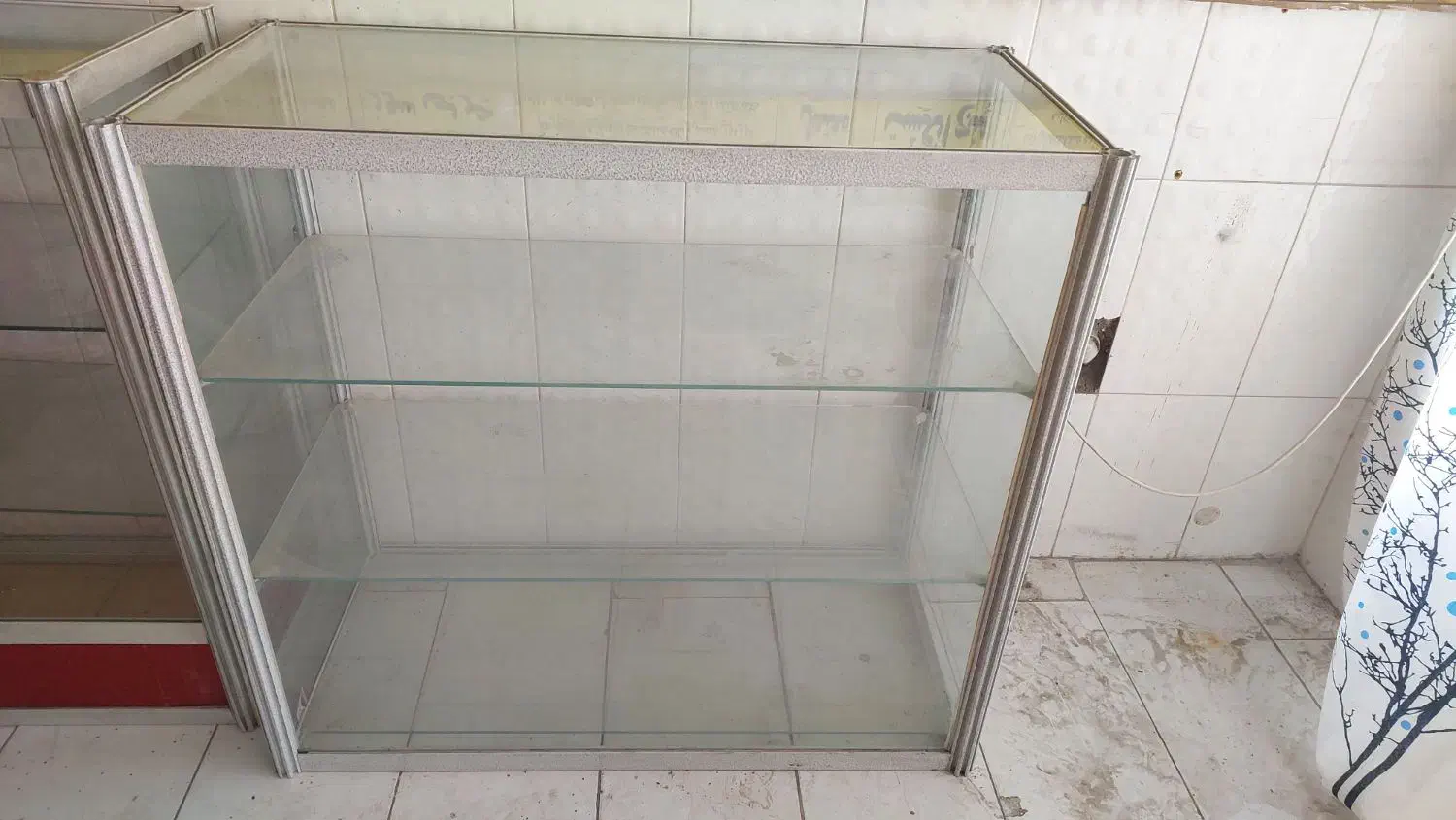 سه عدد ویترین شیشه ای الومینیومی|فروشگاه و مغازه|یزد, |دیوار