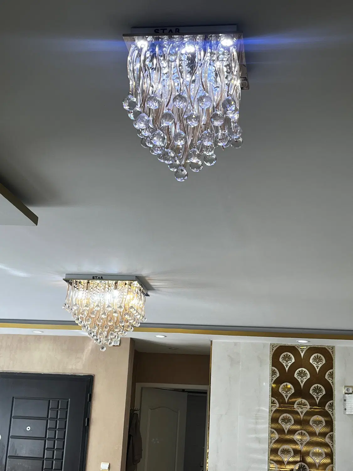 2 عدد لوستر کریستال ریموتی همراه با اسپیکر داخلش|لوستر و چراغ آویز|کرج, باغستان|دیوار