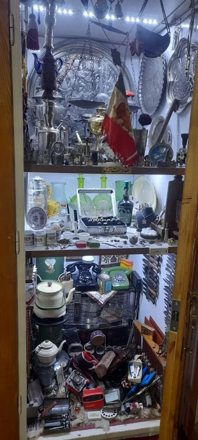 ویترین خاطرات قدیم|کلکسیون اشیاء عتیقه|قم, شاد قلی|دیوار