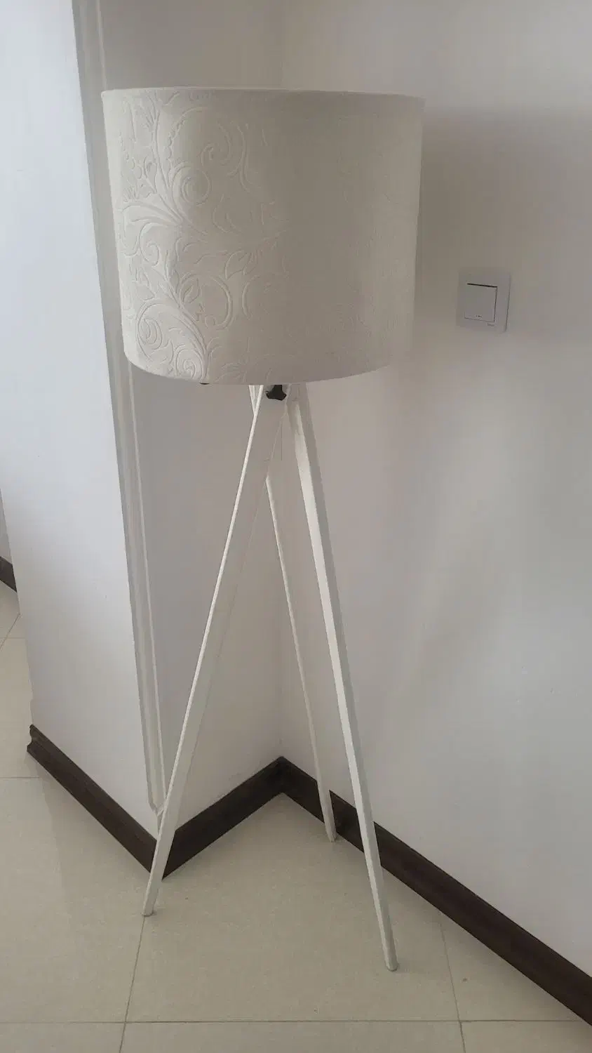 آباژور کنار سالنی|چراغ خواب و آباژور|سمنان, |دیوار