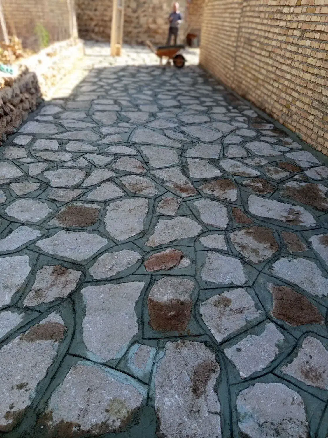 نیاز به بنا وافراد مجرب جهت اجرای سنگ فرش|استخدام معماری، عمران و ساختمانی|منجوان, |دیوار