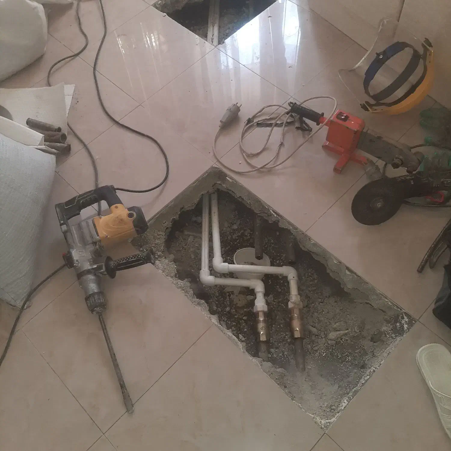 لوله کشی آب و فاضلاب تشخیص ترکیدگی پمپ لوله بازکنی|خدمات پیشه و مهارت|همدان, |دیوار