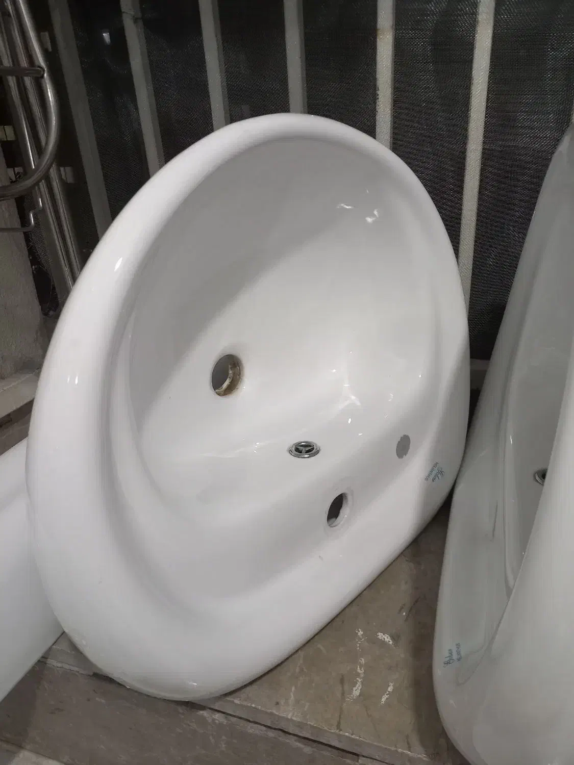 روشویی پایه بلند|لوازم سرویس بهداشتی|صدرا-فارس, فاز ۱|دیوار