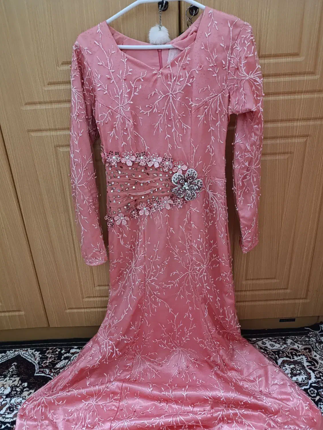 لباس مجلسی|لباس|قشم, |دیوار