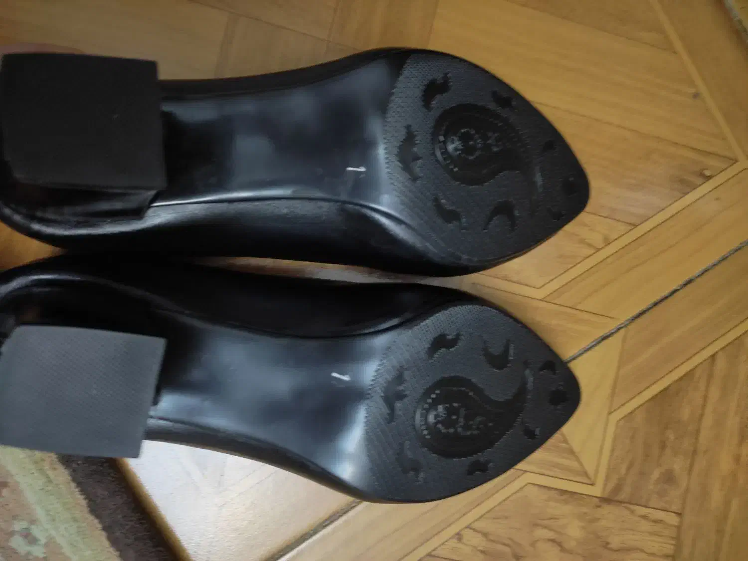 کفش|کیف، کفش، کمربند|رشت, رودبارتان|دیوار