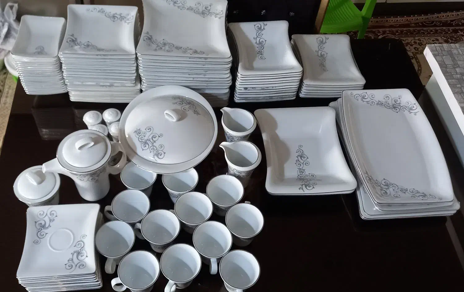 سرویس  چینی ۱۸ نفره زرین|ظروف سرو و پذیرایی|بروجرد, |دیوار