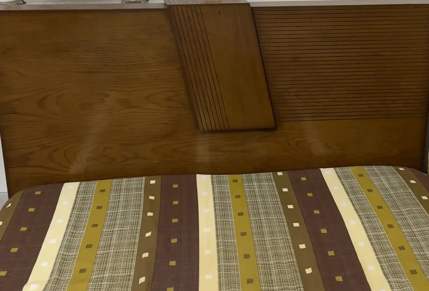 تخت دونفره به همراه دوعدد پاتختی|تخت و سرویس خواب|فردوس (خراسان), |دیوار