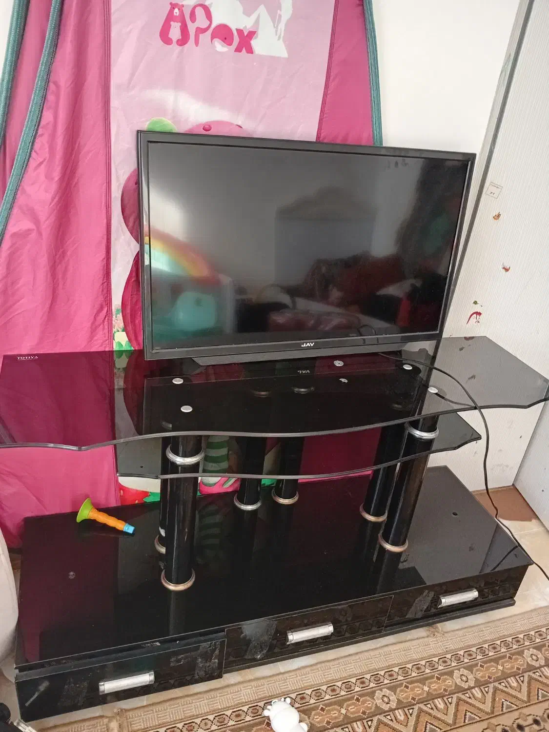 تلوزیون ۳۲ اینچ جاو ب همراه میز تلوزیون|تلویزیون و پروژکتور|قشم, |دیوار