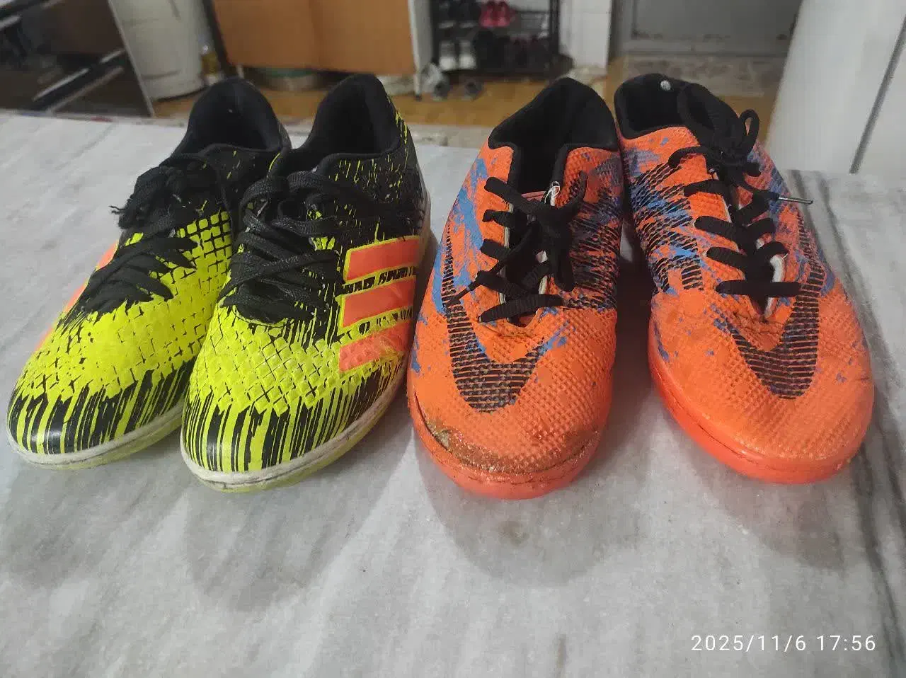 دو جفت کفش ورزشی سالن|کیف، کفش، کمربند|ساوه, |دیوار