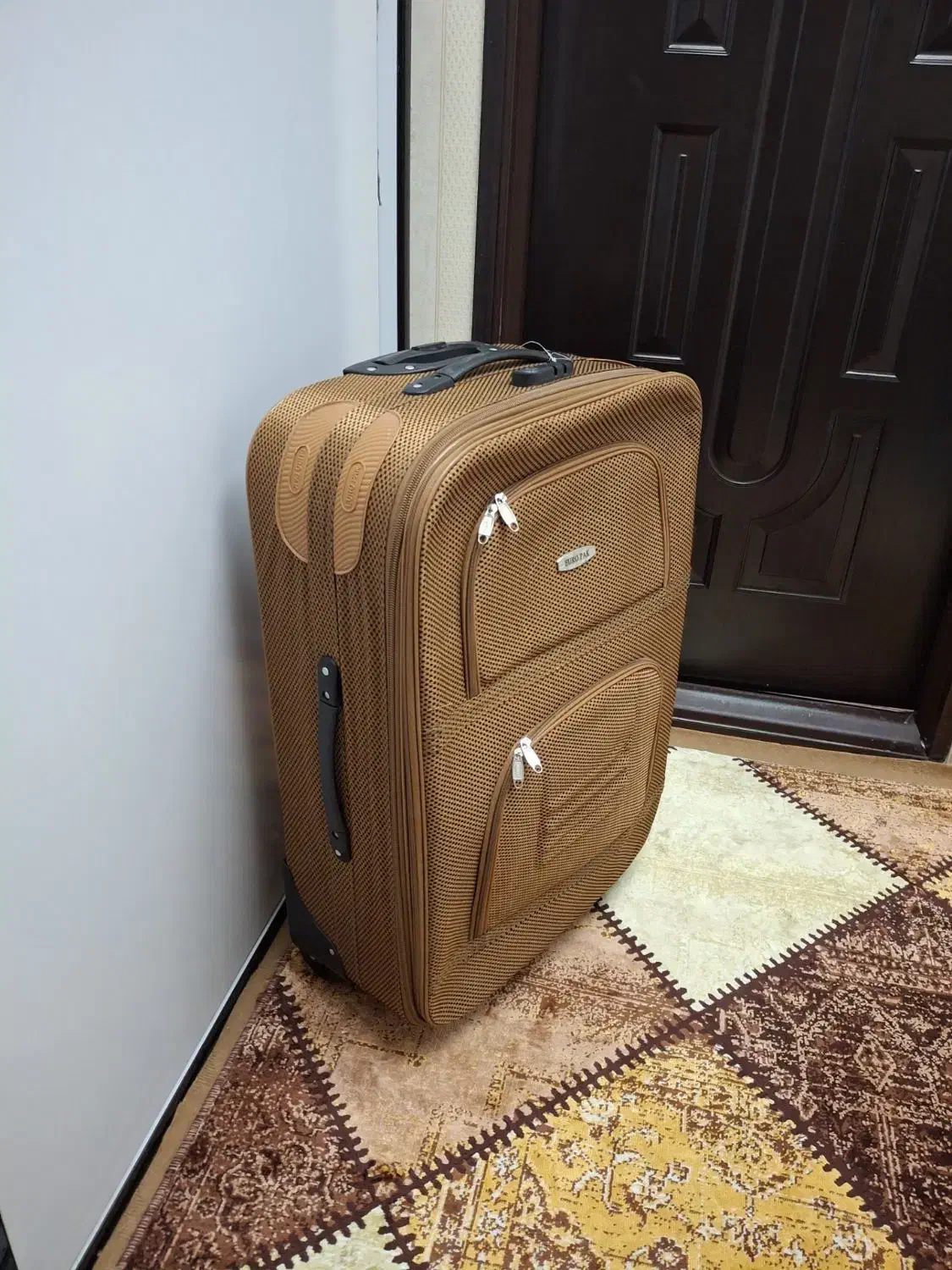 یک عدد چمدان بزرگ|کیف، کفش، کمربند|اردبیل, |دیوار