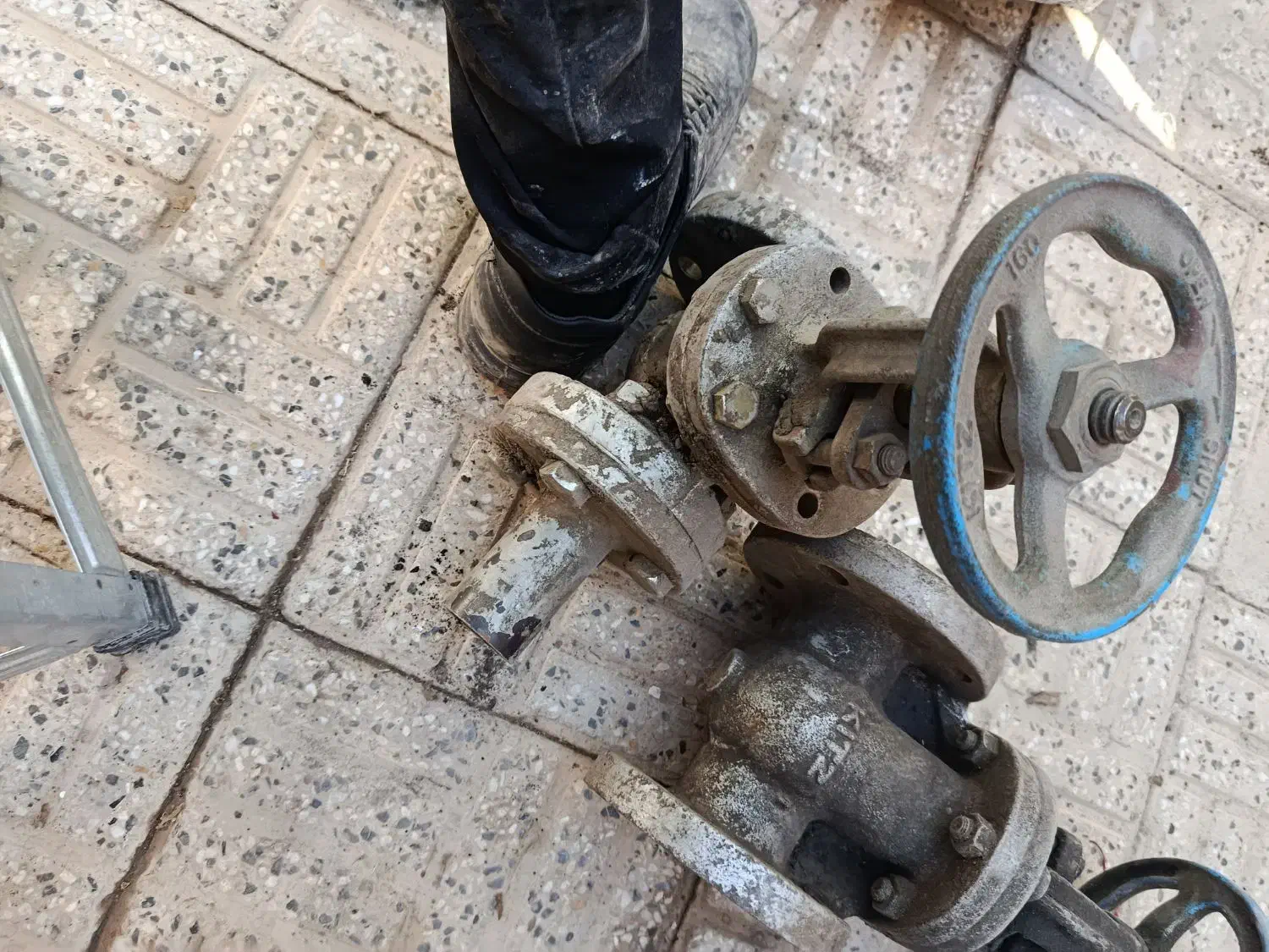 وسایل گلخانه و دو عددوالف بزرگ 3فن دمنده. کفکش|ماشینآلات صنعتی|لردگان, |دیوار