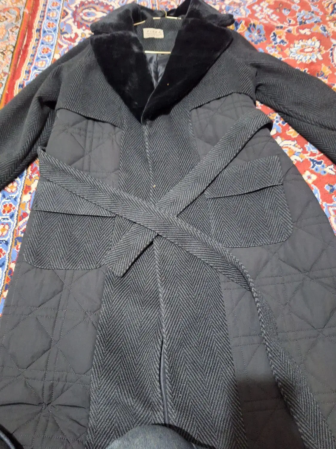 پالتوگرم|لباس|یاسوج, |دیوار