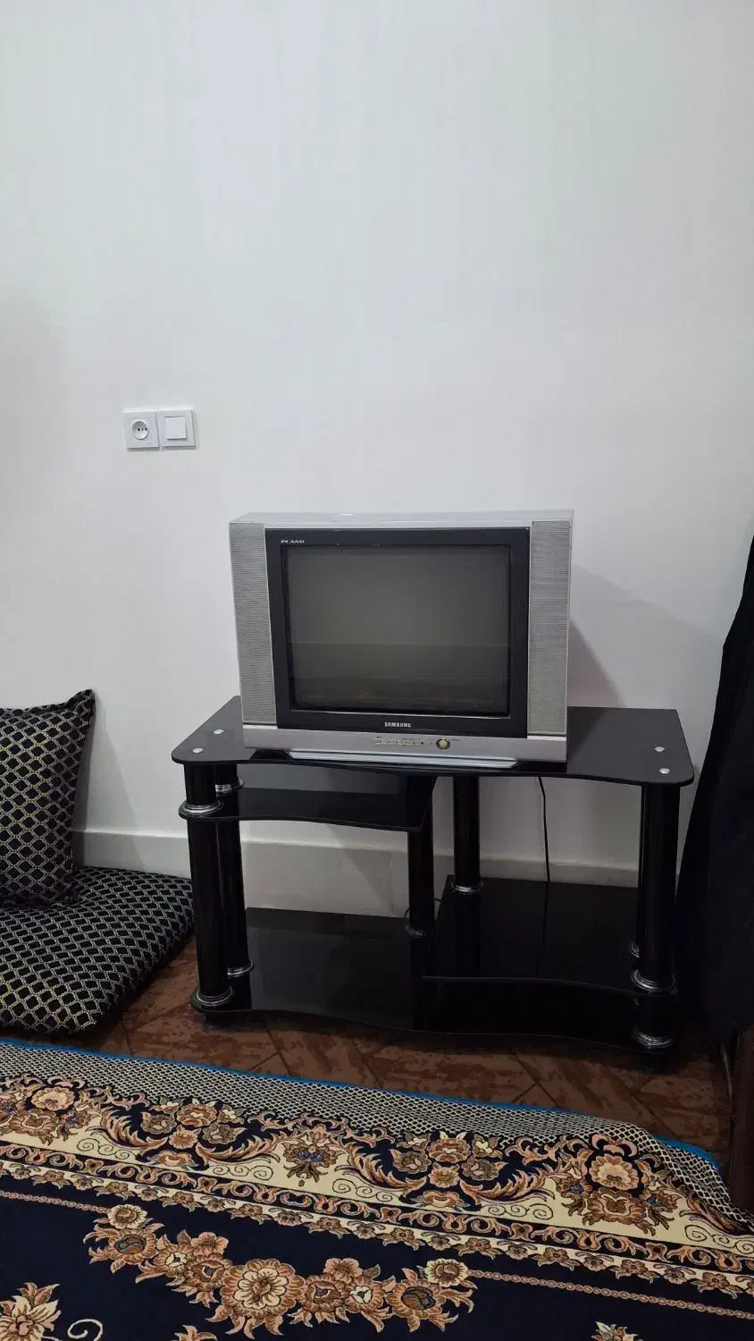 تلویزیون ومیز تلویزیون|تلویزیون و پروژکتور|میان ولایت, |دیوار