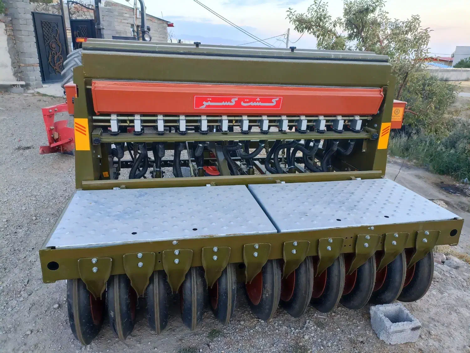 ردیف کار11ردیف کشت گستر بدون کارکرد|ماشین‌آلات صنعتی|تیکمه داش, |دیوار