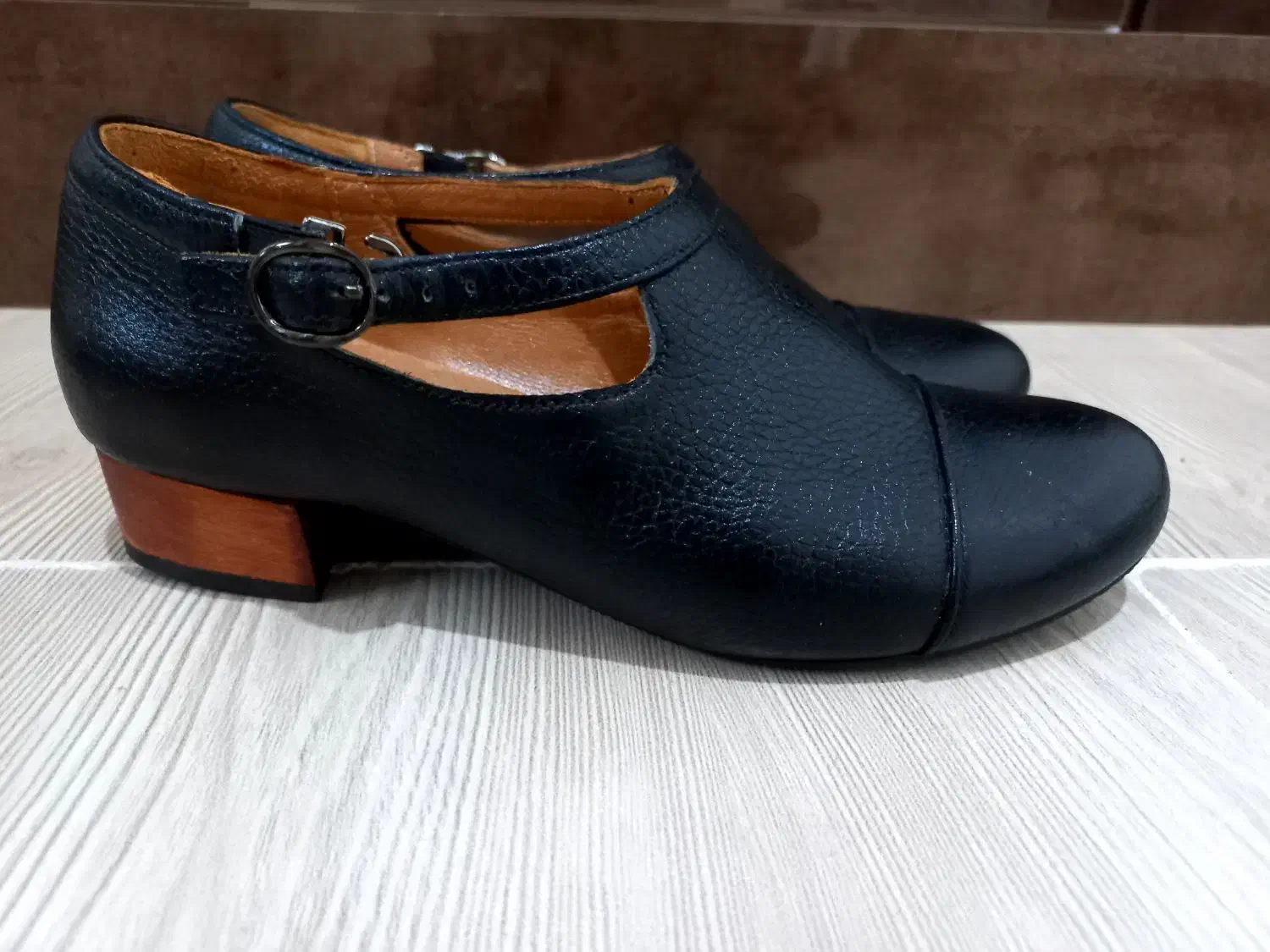 کفش چرم|کیف، کفش، کمربند|رشت, گلباغ نماز|دیوار