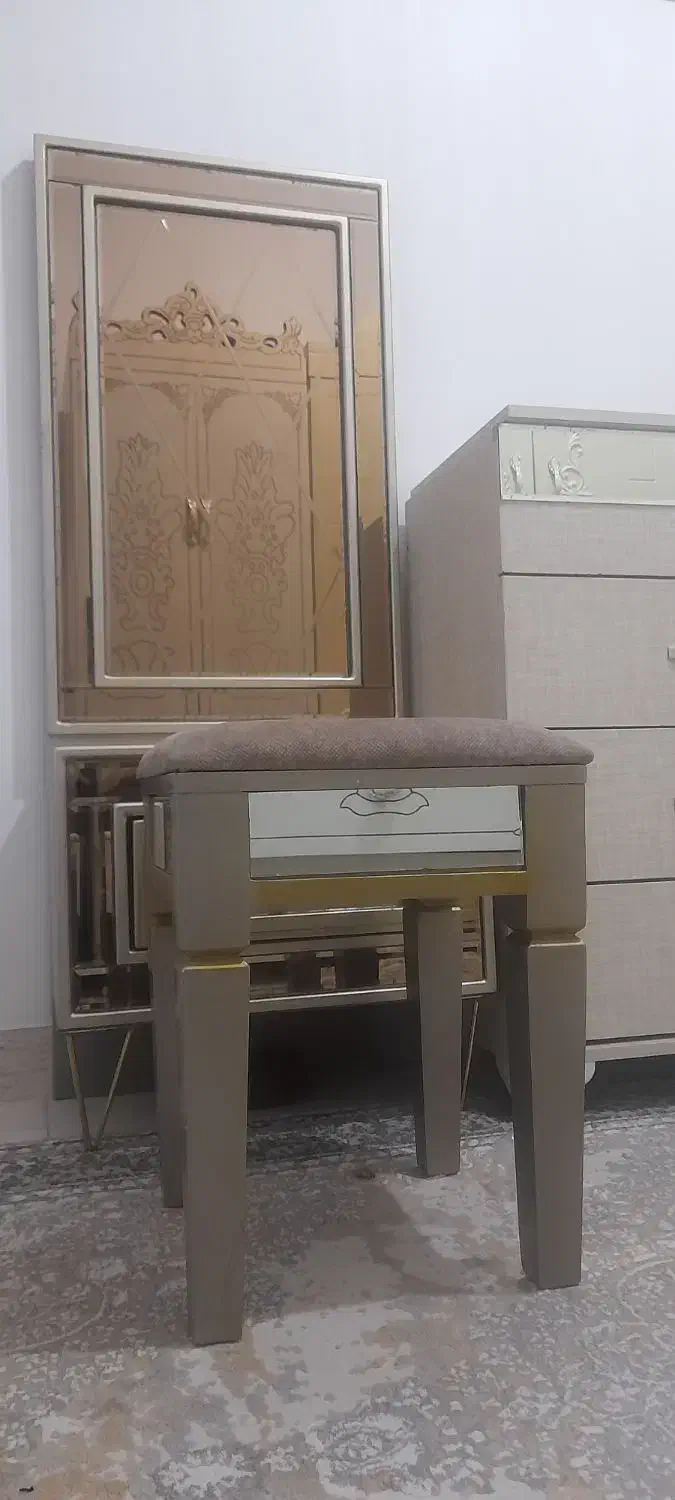 پاتختی در حد نو|تخت و سرویس خواب|رشت, معلولین|دیوار