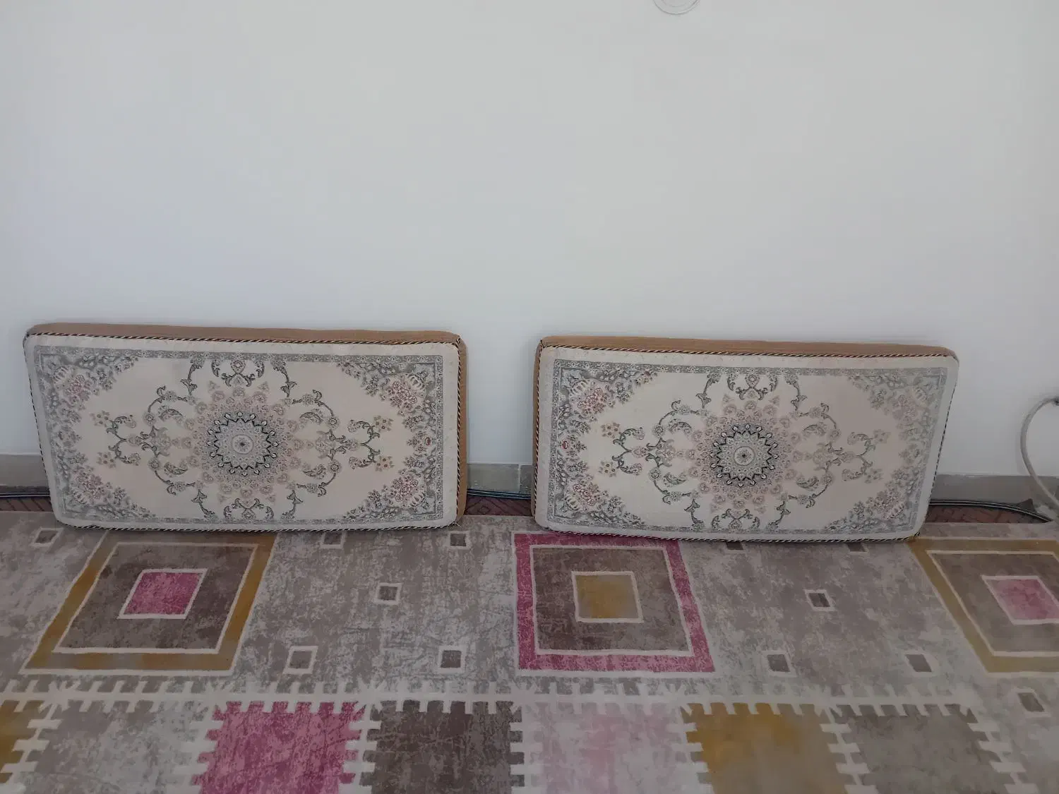 پشتی در حد نو|پشتی|ملایر, |دیوار