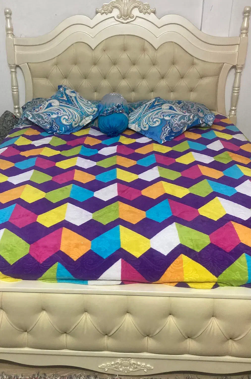 تخت خواب دو نفره با پاتختی و اینه و میز ارایش|تخت و سرویس خواب|آفتاب, |دیوار