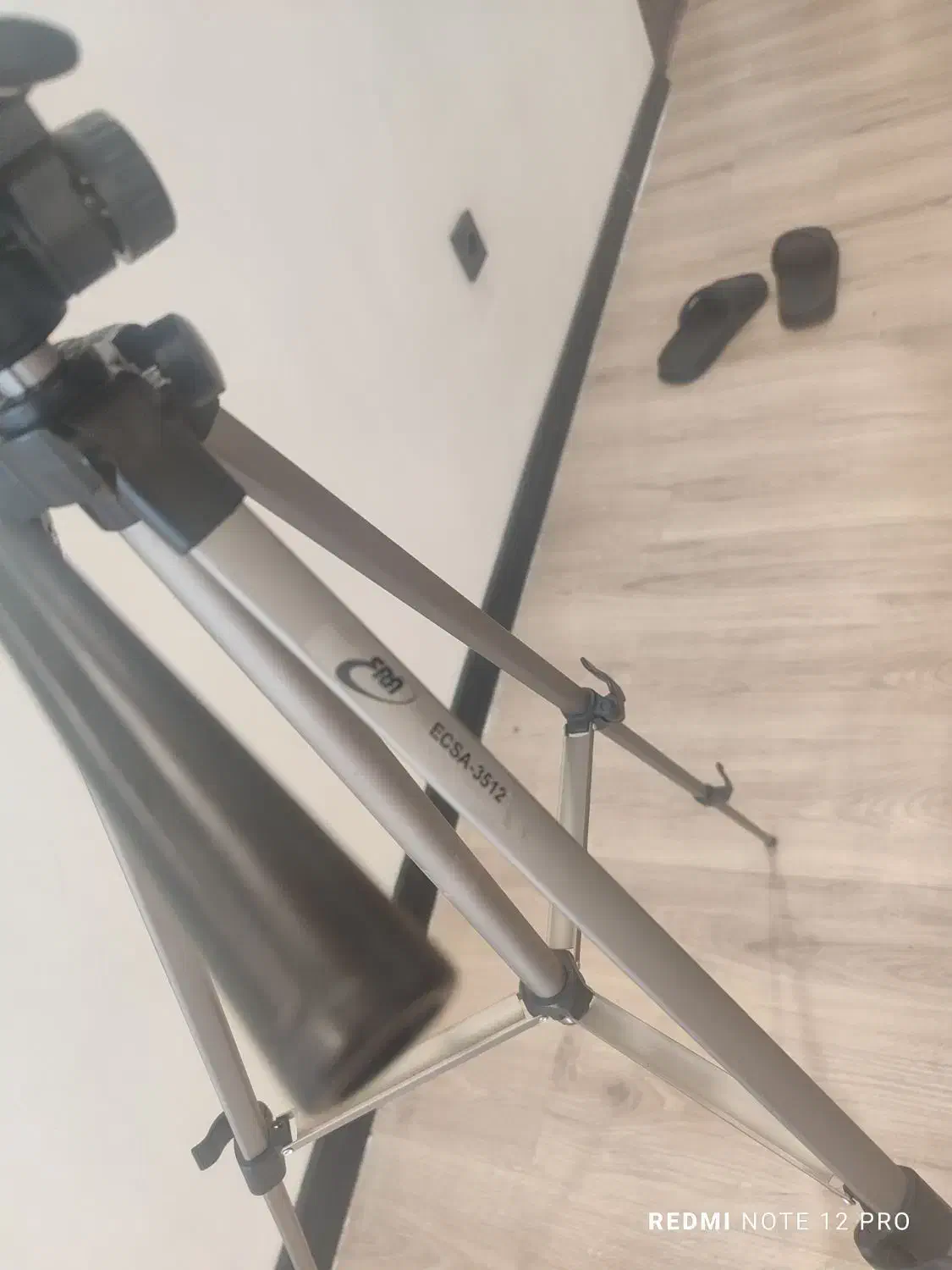 سه پایه دوربین|دوربین عکاسی و فیلمبرداری|اندیشه, اندیشه فاز ۱|دیوار