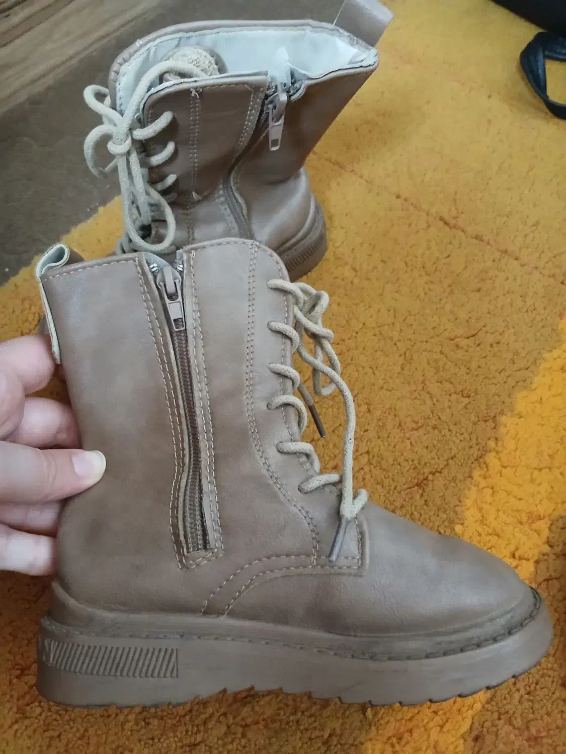 پوتین بچگانه|کفش و لباس بچه|رشت, جماران|دیوار