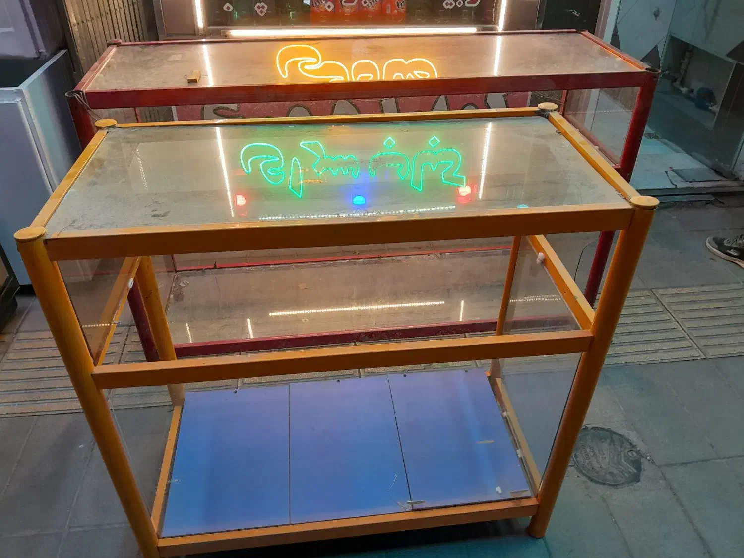 ویترین مغازه تمیز وسالم یک متری یکعدد|فروشگاه و مغازه|قم, شهرک امام حسن|دیوار