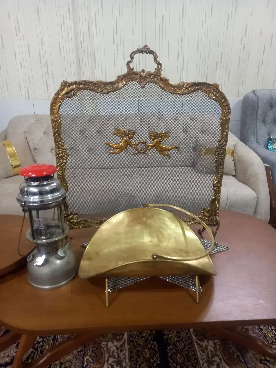 چراغ توری و منقل زغال و جلوی شومینه همه عتیقه|کلکسیون اشیاء عتیقه|اراک, |دیوار