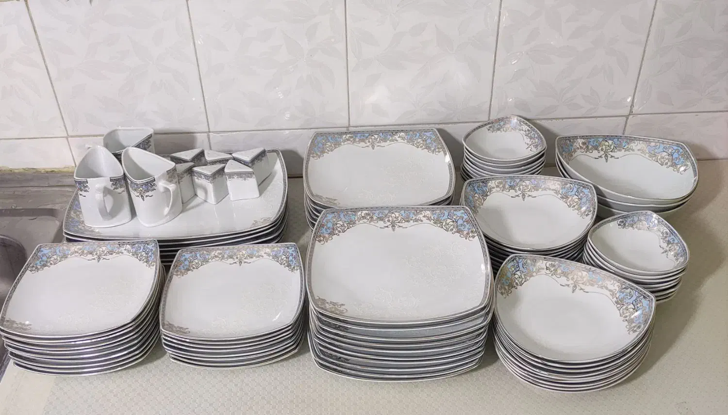 سرویس چینی ۱۸نفره کامل بدونه لب پریدگی وایراد|ظروف سرو و پذیرایی|اسدآباد, |دیوار