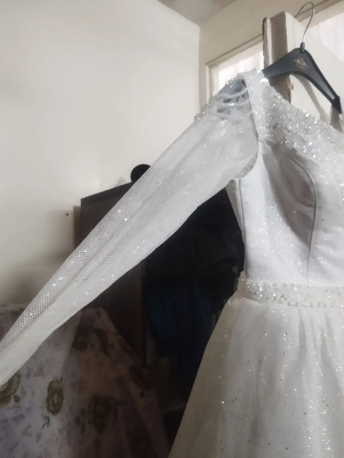 لباس عروس|لباس|رباطکریم, کیکاور|دیوار