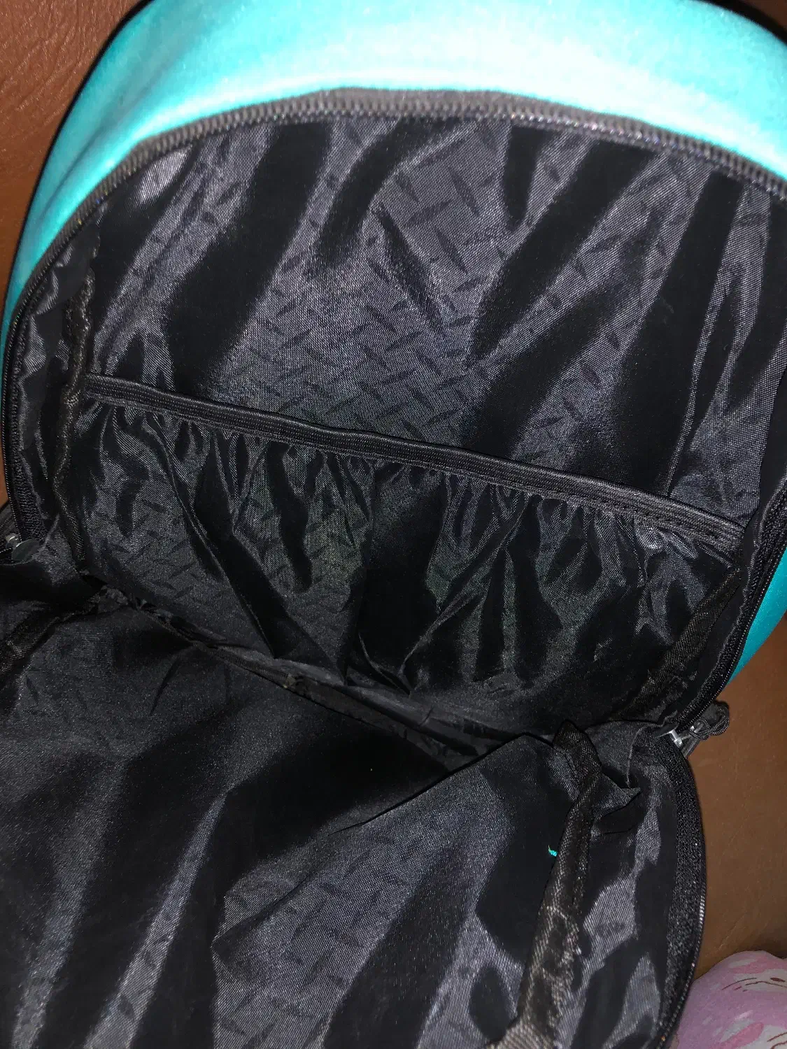 کوله نایکی|کیف، کفش، کمربند|رشت, فلسطین|دیوار