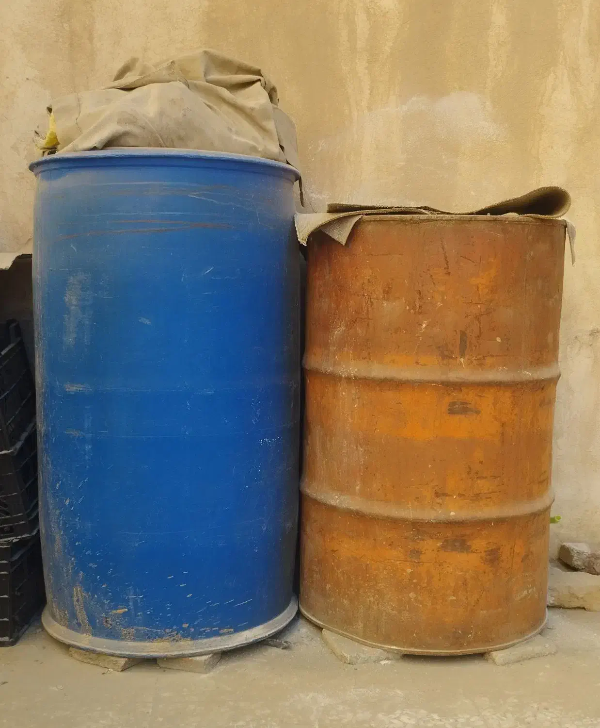 بشکه نفتی|ظروف نگهدارنده، پلاستیکی، یک‌بارمصرف|زاهدان, |دیوار