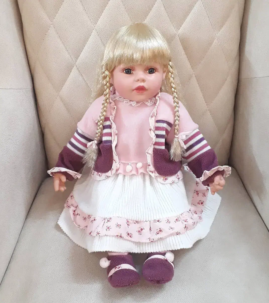 تعدادی عروسک|اسباببازی بچه|ری, علایین|دیوار