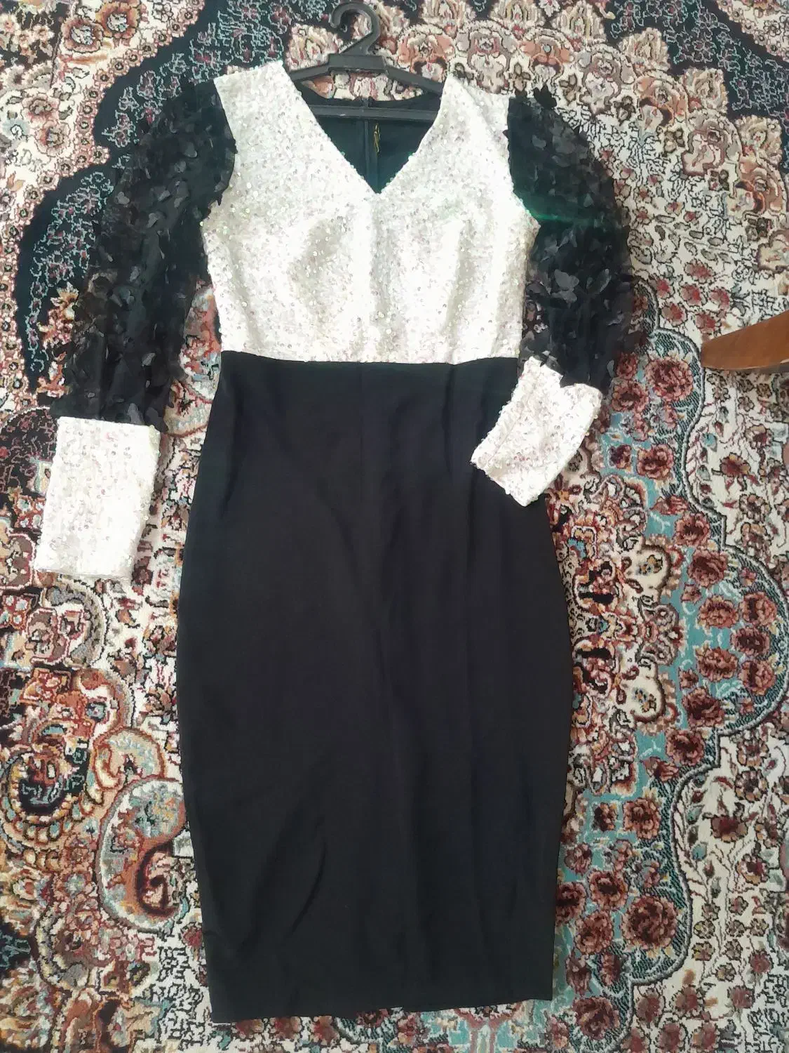 لباس مجلسی|لباس|میانه, |دیوار