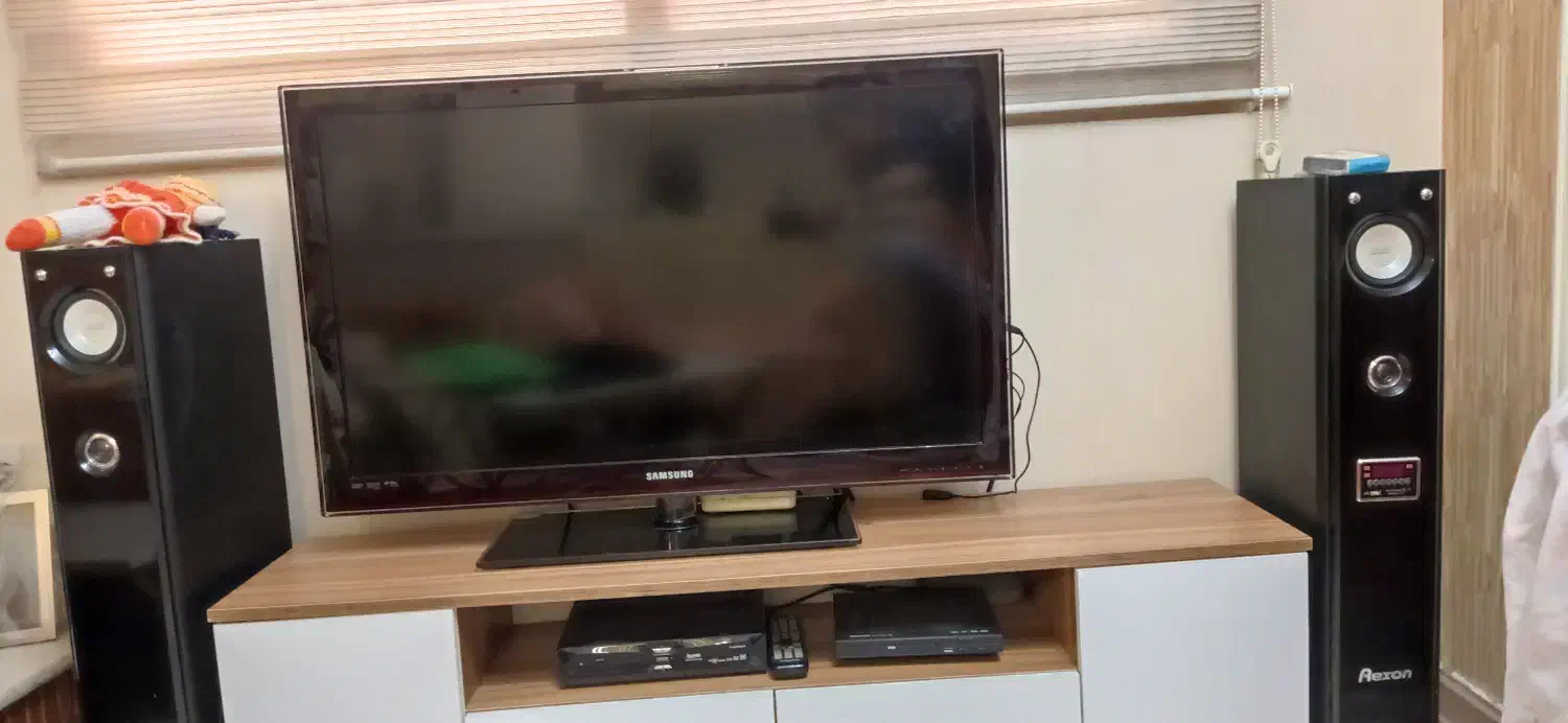 تلویزیون و میز تلویزیون|تلویزیون و پروژکتور|تهران, هروی|دیوار