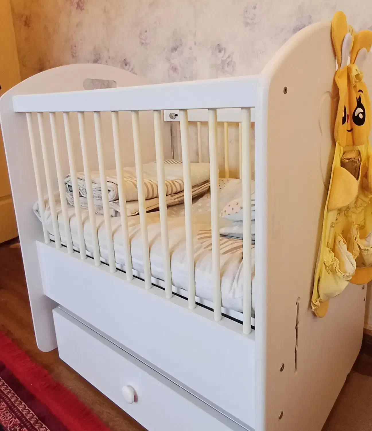 تخت نوزاد کنار مادر|تخت و صندلی بچه|چالوس, |دیوار