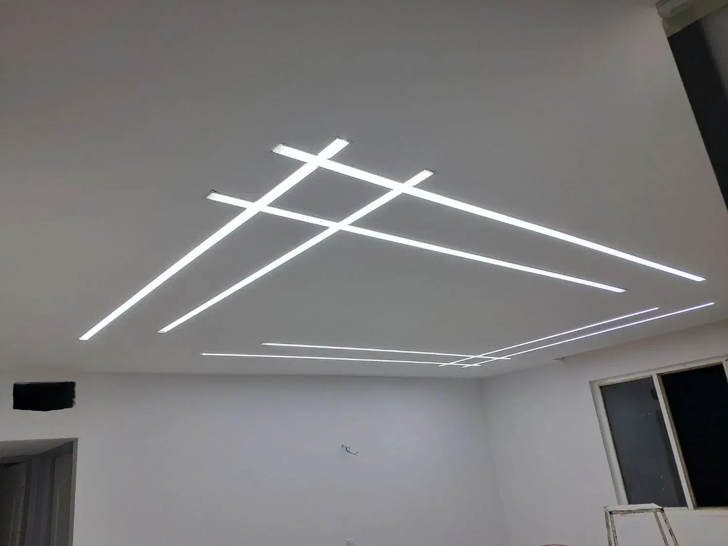 سیم ‌کشی رفع اتصالی برق کلیه امورات لاینر دوربین|خدمات پیشه و مهارت|پرند, فاز ۵|دیوار