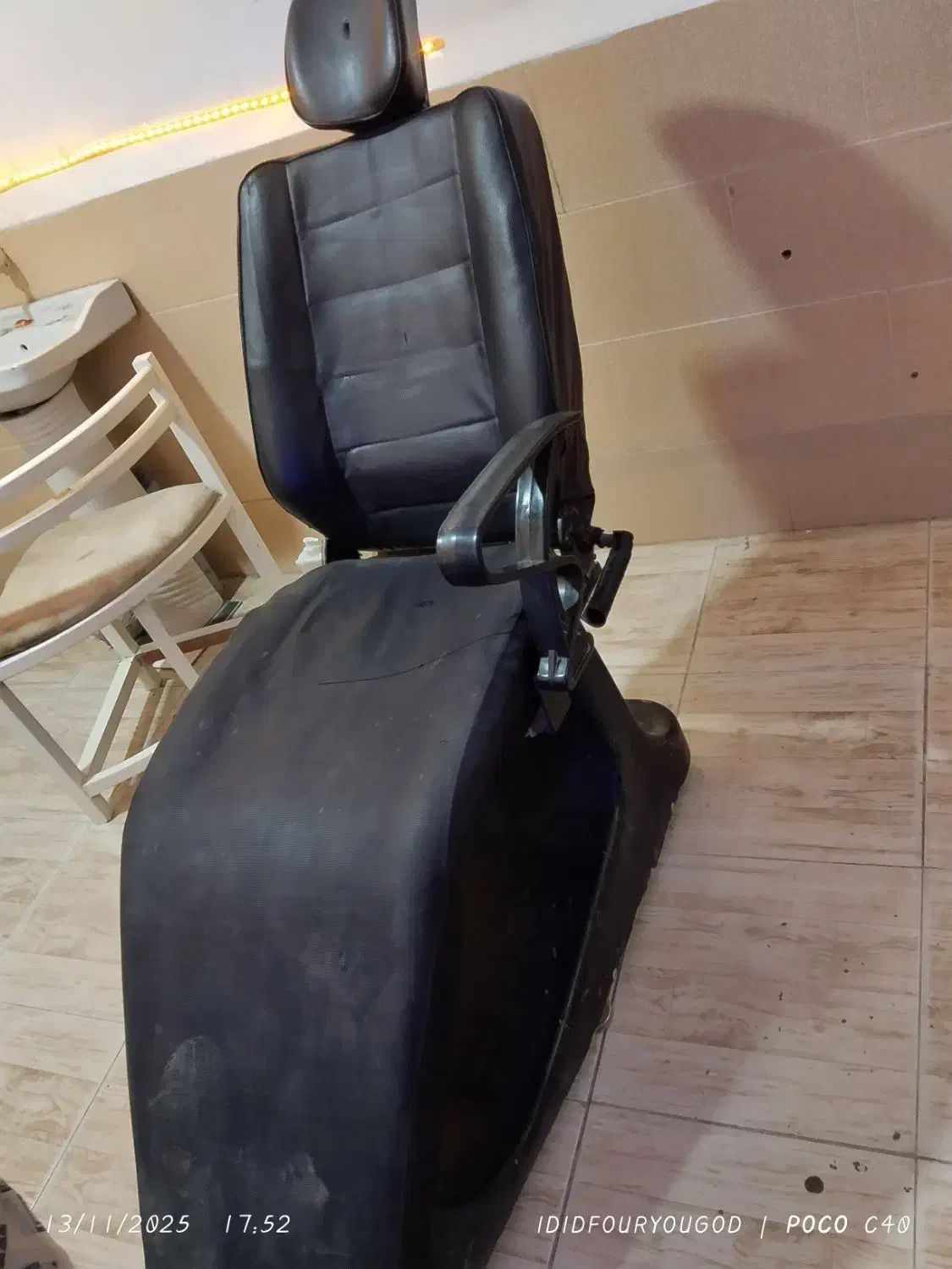 صندلی و ایینه|آرایشگاه و سالنهای زیبایی|زابل, |دیوار