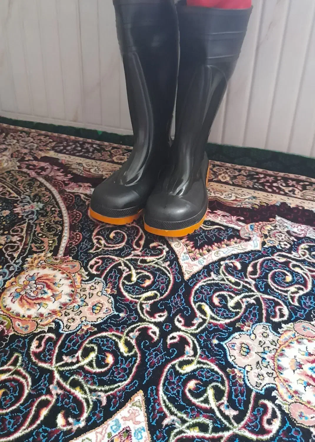 چکمه ایمنی|کیف، کفش، کمربند|شیراز, دست خضر|دیوار