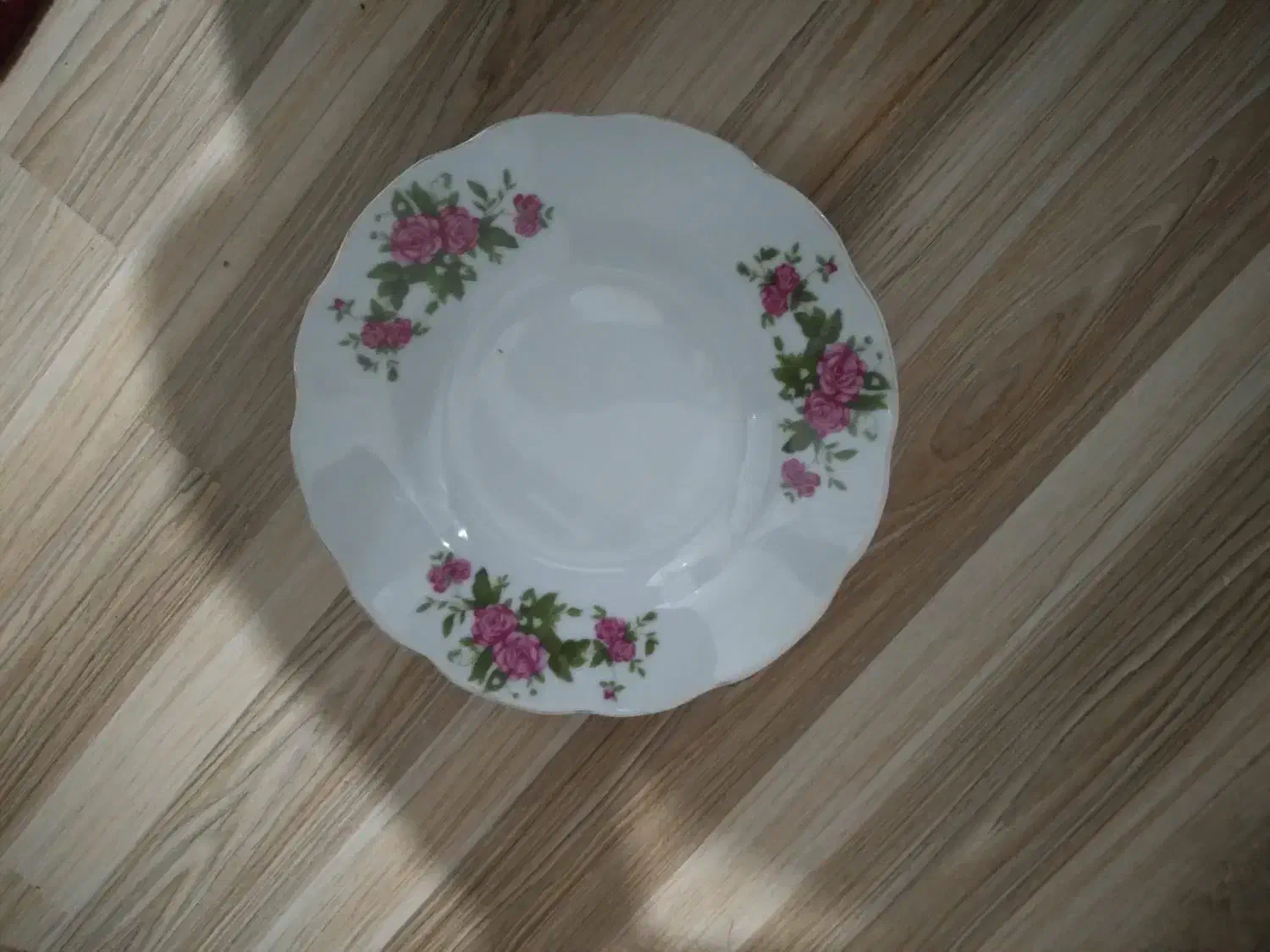 بشقاب چینی گل سرخ|ظروف سرو و پذیرایی|کنگاور, |دیوار