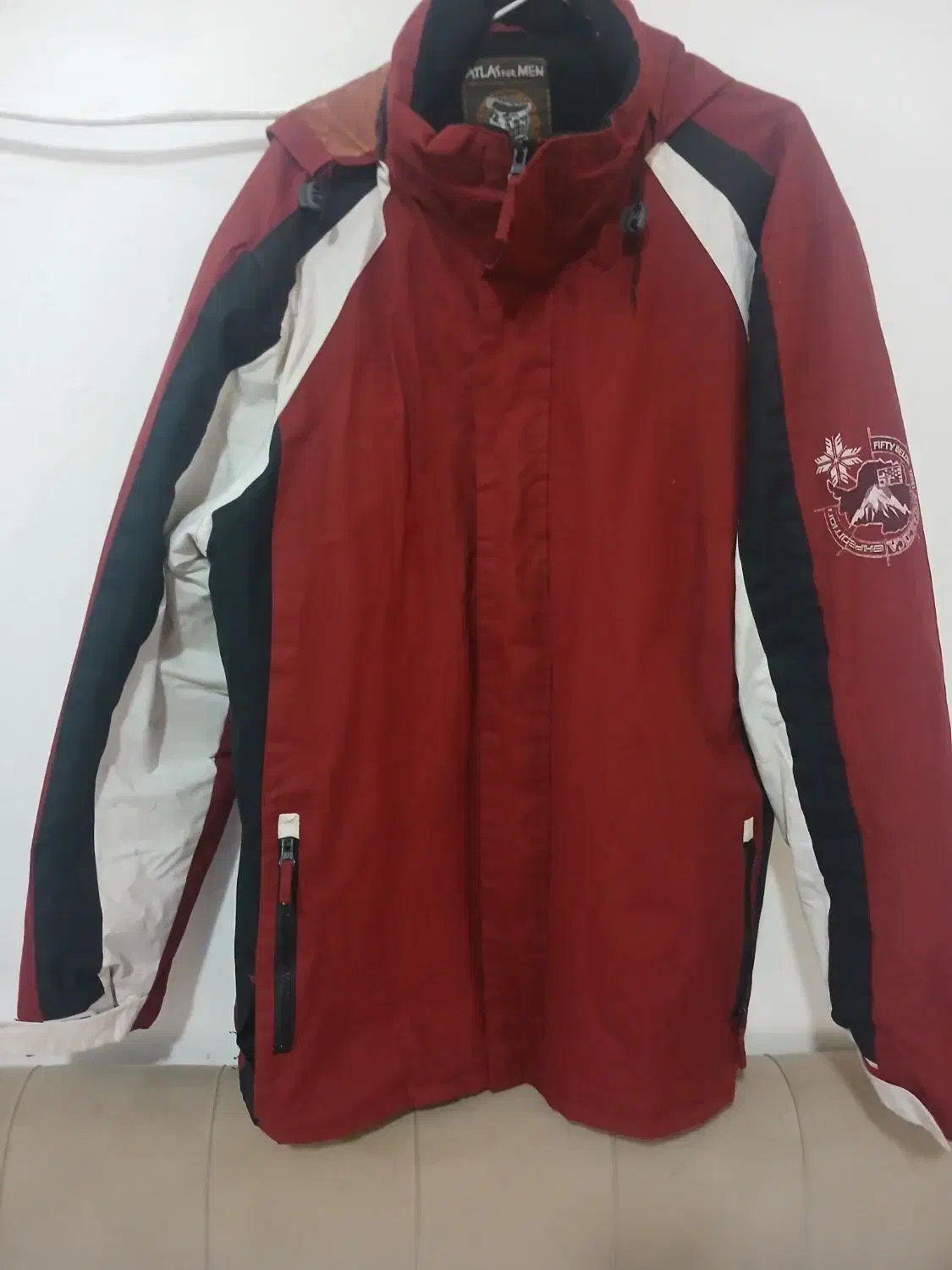 کابشن|لباس|فومن, |دیوار