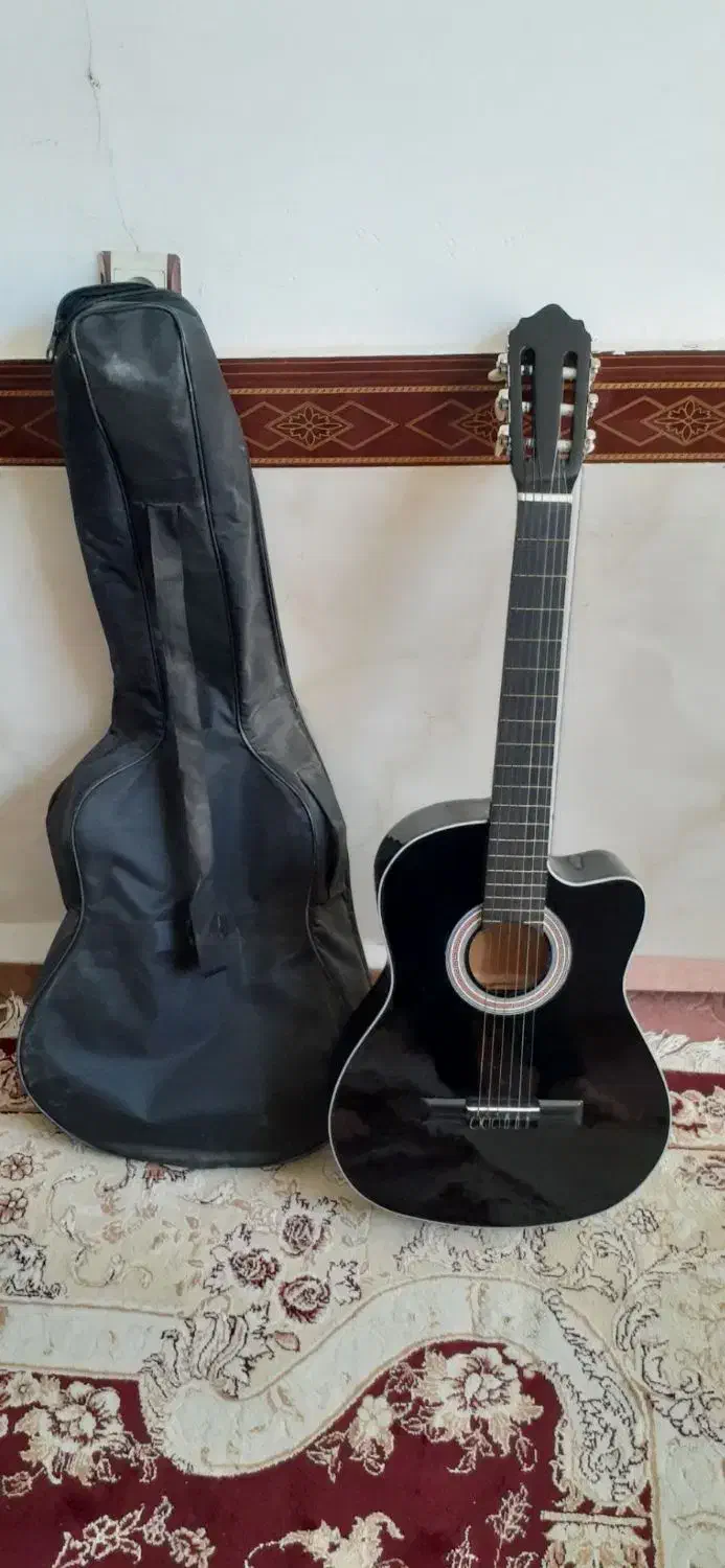 گیتار مشکی نو|گیتار، بیس، امپلیفایر|مشهد, پنجتن|دیوار