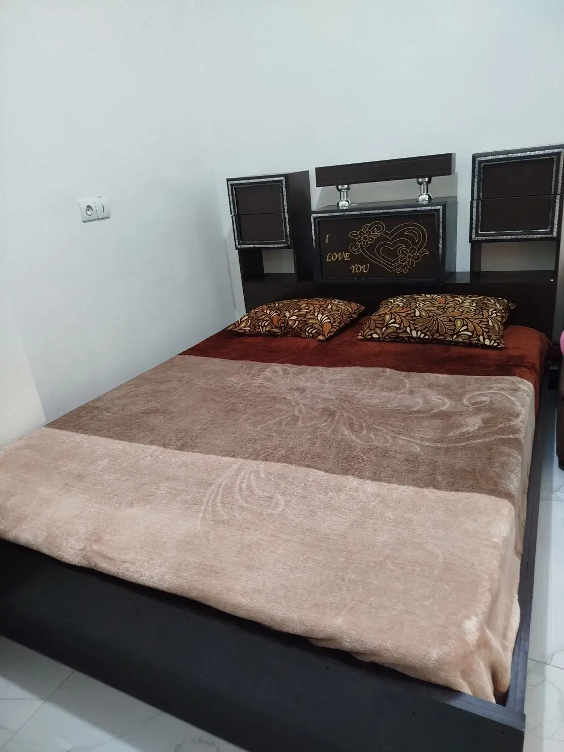 تخت دونفره و استند گل|تخت و سرویس خواب|نجف‌آباد, صالح آباد|دیوار