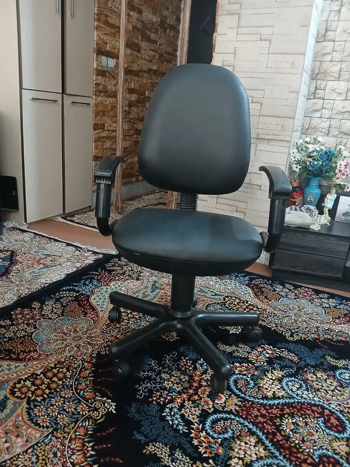 صندلی گردان چرم مشکی کاملاً سالم|صندلی و نیمکت|شهریار, شهرک شاهد|دیوار