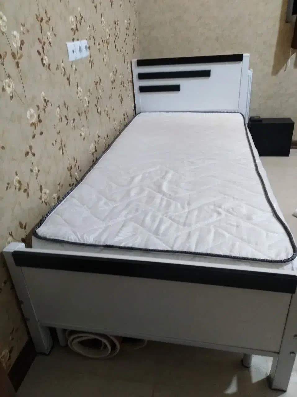 تخت وتشک|تشک تختخواب|قم, میرزائیه|دیوار