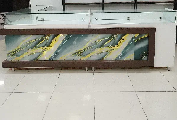 ویترین شیشهای فروشگاهی تمیز دارای کمد وکشو قفلدار|فروشگاه و مغازه|اصفهان, شیخ اشراق|دیوار